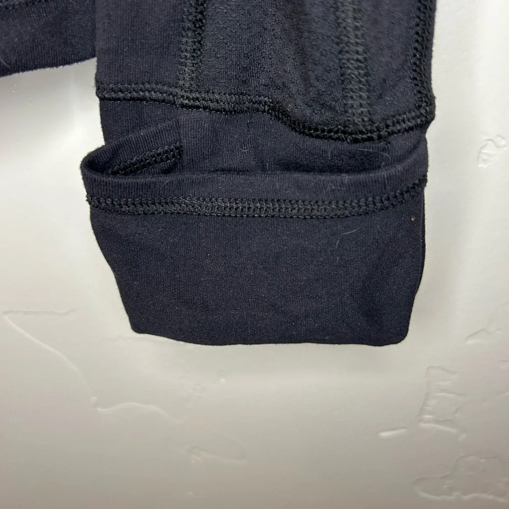 Lulu lemon jacket with hand covers on sleeves. Size 8 - Picture 4 of 4